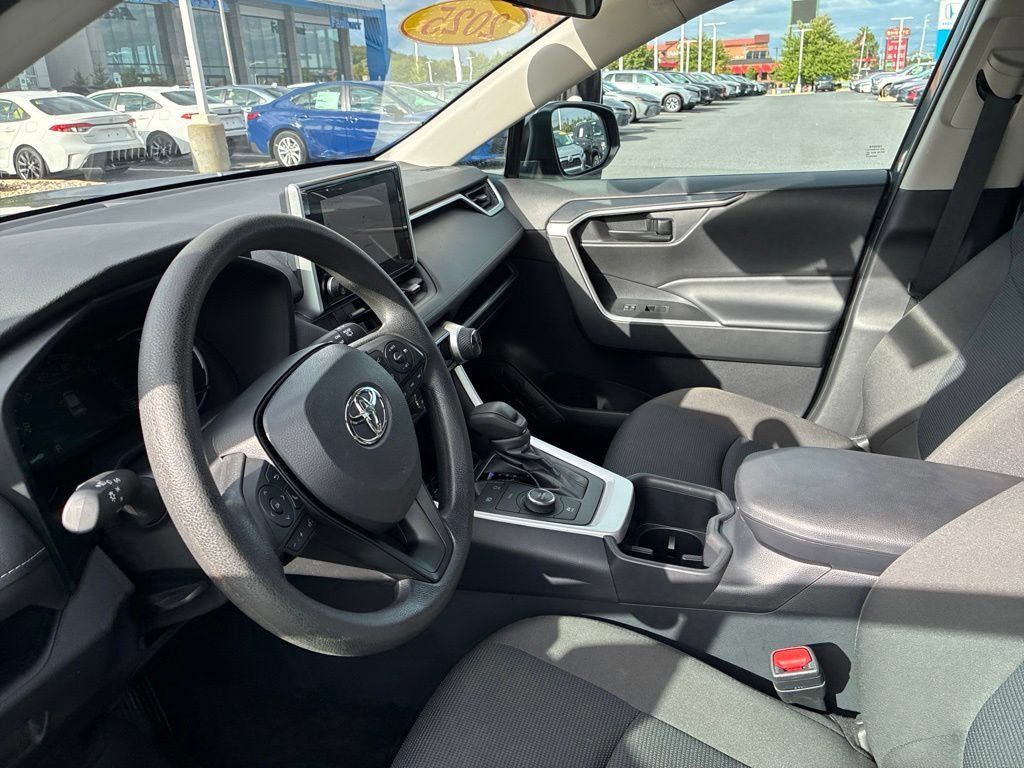 Used 2025 Toyota RAV4 LE AWD/4WD image 27