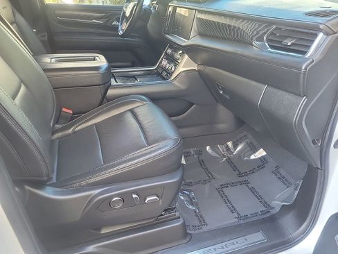 Used 2023 GMC Yukon XL Denali image 13