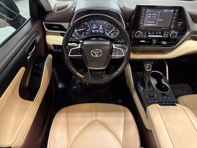 Used 2022 Toyota Highlander XLE AWD/4WD image 6