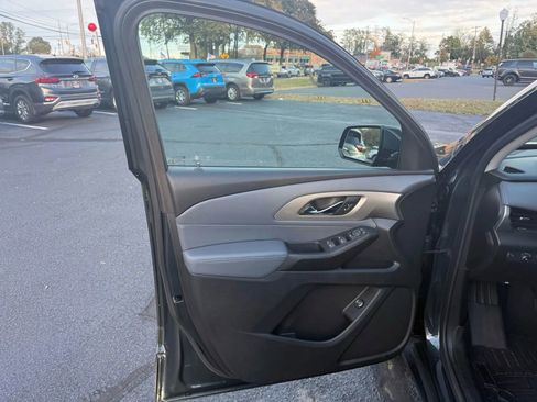 Used 2020 Chevrolet Traverse LT image 11