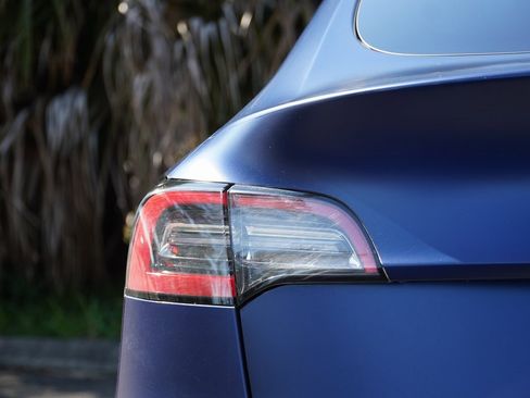 Used 2021 Tesla Model Y Long Range image 9