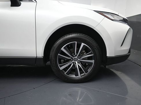 Used 2023 Toyota Venza LE image 5