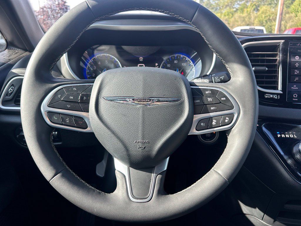 Used 2025 Chrysler Pacifica Select FWD image 12