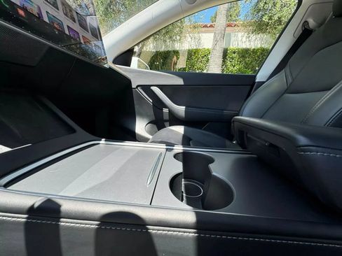 Used 2021 Tesla Model Y Long Range AWD/4WD image 24