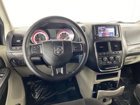 Used 2019 Dodge Grand Caravan SE w/ UConnect Hands-Free Group FWD image 18