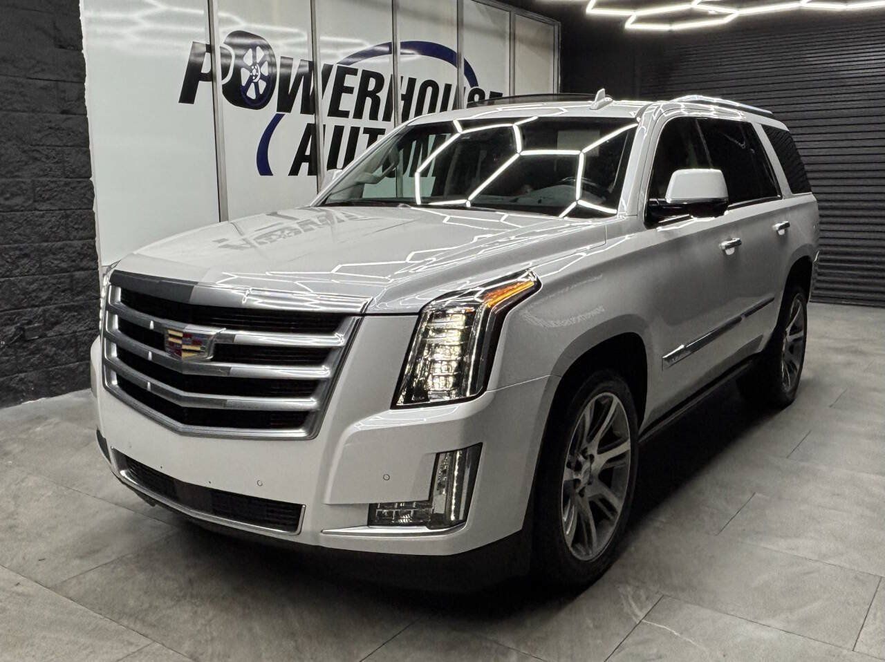 Used 2016 Cadillac Escalade Premium AWD/4WD image 3
