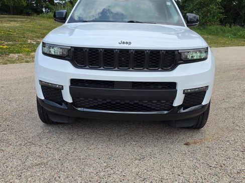 Used 2023 Jeep Grand Cherokee L Limited w/ Black Appearance Package AWD/4WD image 12