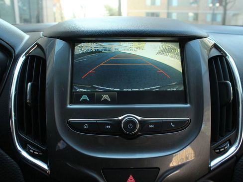 Used 2018 Chevrolet Cruze LT w/ Convenience Package image 33