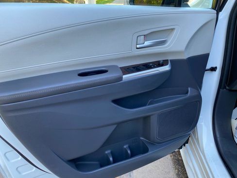 Used 2023 Toyota Sienna XLE image 24