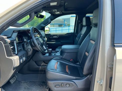 Used 2023 GMC Sierra 1500 AT4 w/ Technology Package AWD/4WD image 4