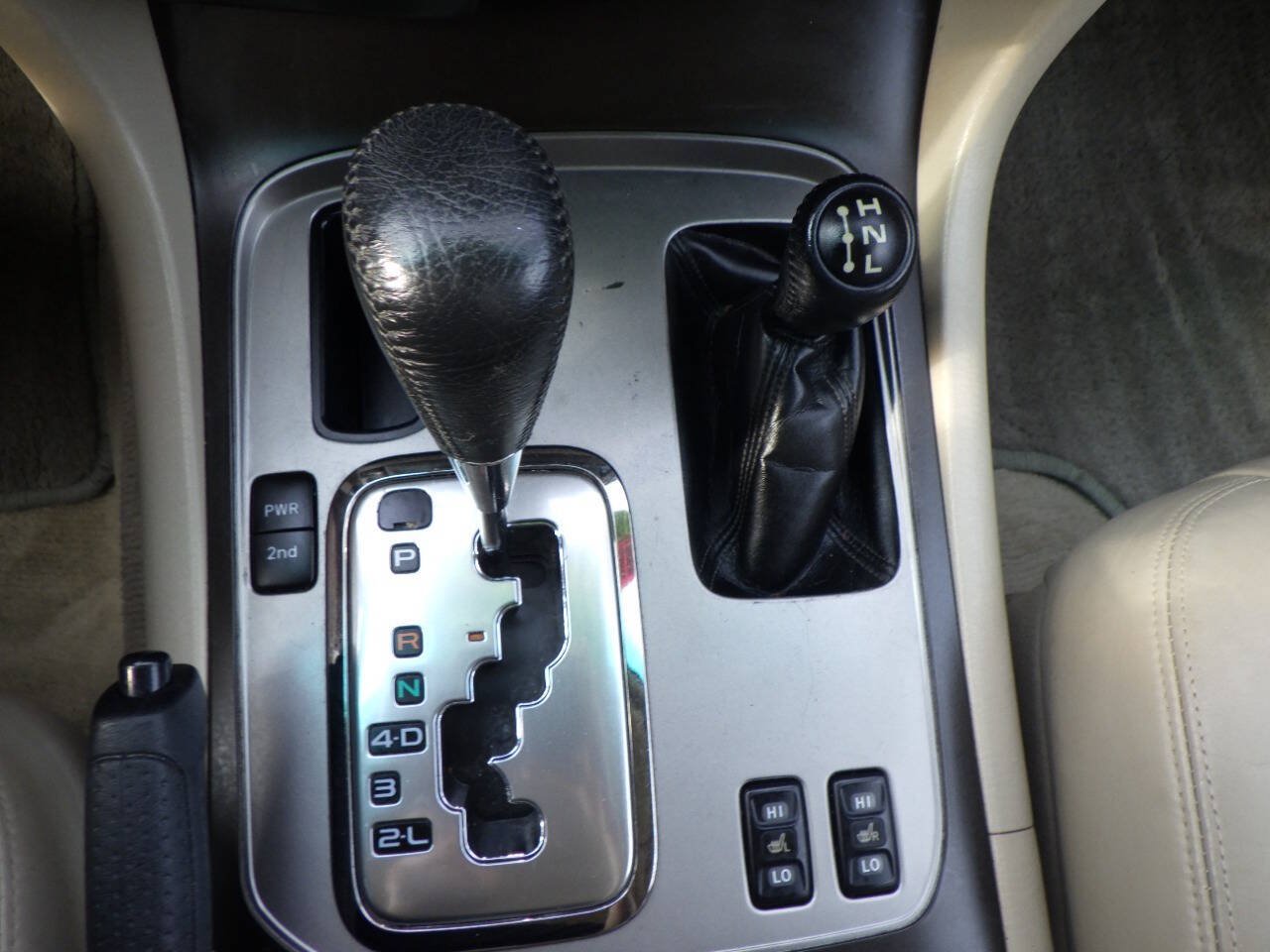 Used 2004 Toyota Land Cruiser AWD/4WD image 32