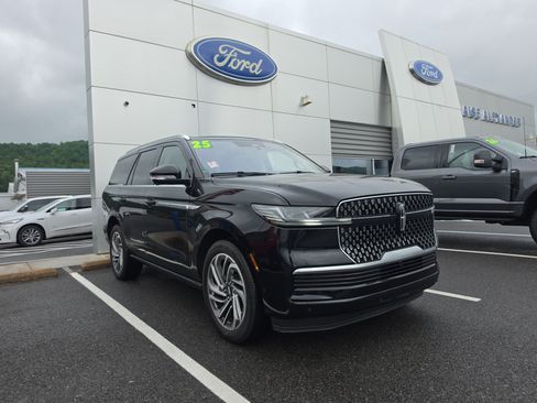Used 2025 Lincoln Navigator Reserve AWD/4WD image 1