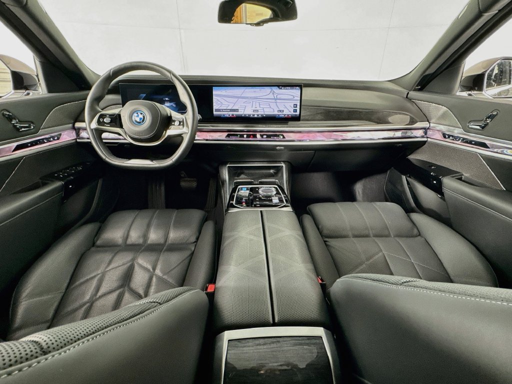 Used 2023 BMW i7 xDrive60 AWD/4WD image 31