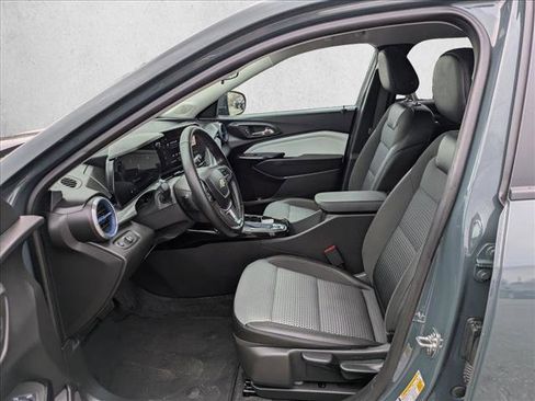 Used 2025 Chevrolet Trax LT w/ LT Convenience Package image 21