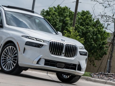 Certified 2025 BMW X7 xDrive40i w/ Executive Package image 38