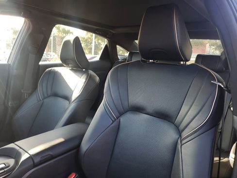 Used 2023 Toyota Crown Limited image 18