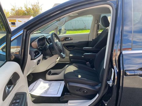 Used 2022 Chrysler Voyager LX image 12