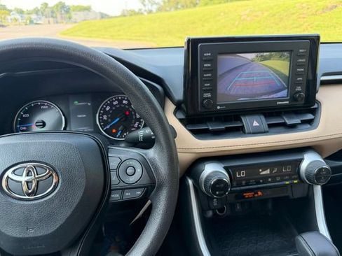 Used 2022 Toyota RAV4 LE AWD/4WD image 11