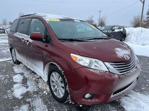 Used 2017 Toyota Sienna XLE image 10