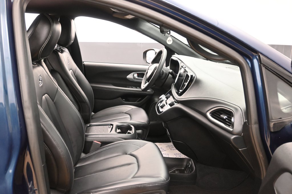 Used 2023 Chrysler Pacifica Touring-L w/ S Appearance Package FWD image 29