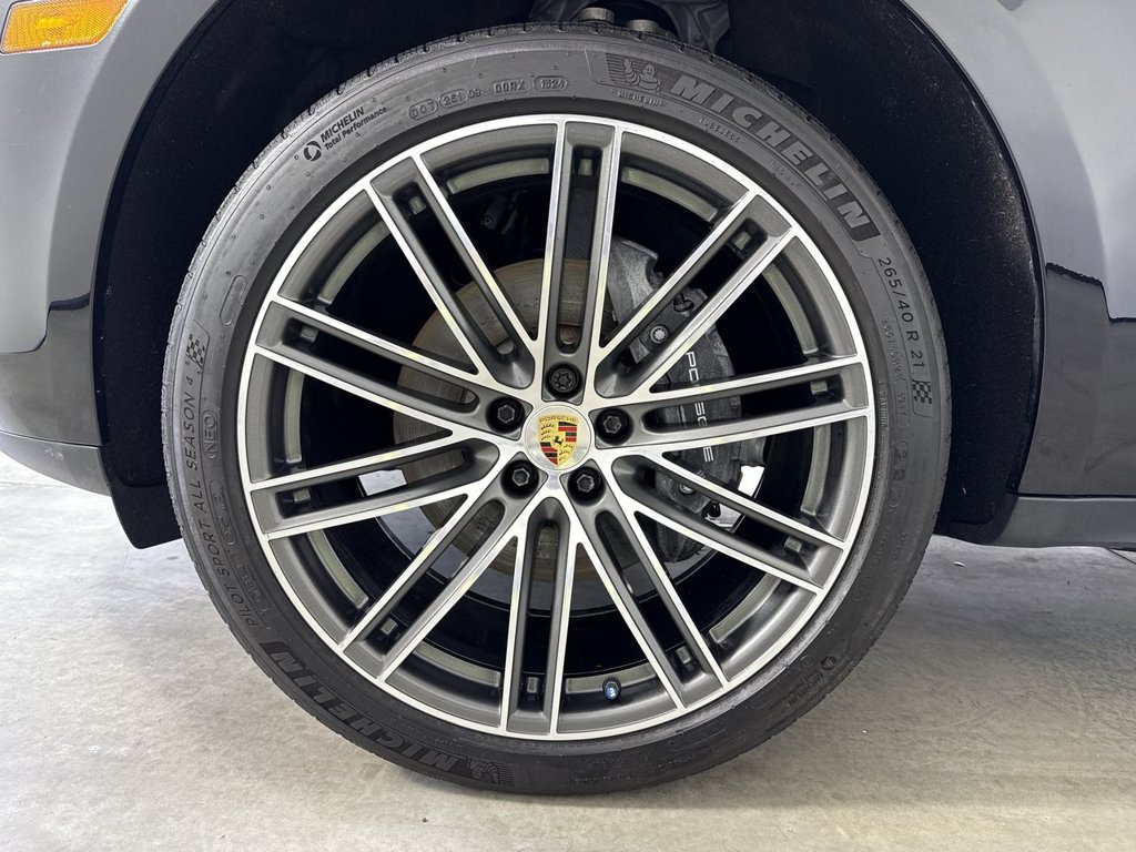 Certified 2024 Porsche Macan w/ Premium Plus Package AWD/4WD image 13