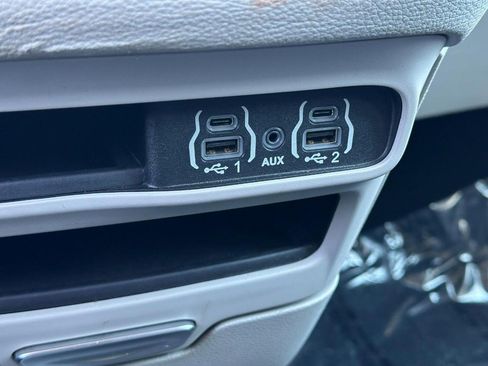 Used 2021 Chrysler Pacifica Touring image 23