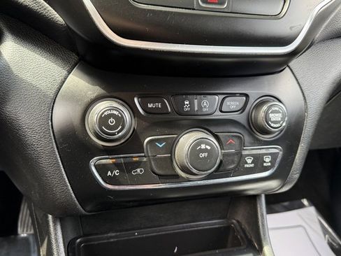 Used 2019 Jeep Cherokee Latitude w/ Popular Appearance Group image 19
