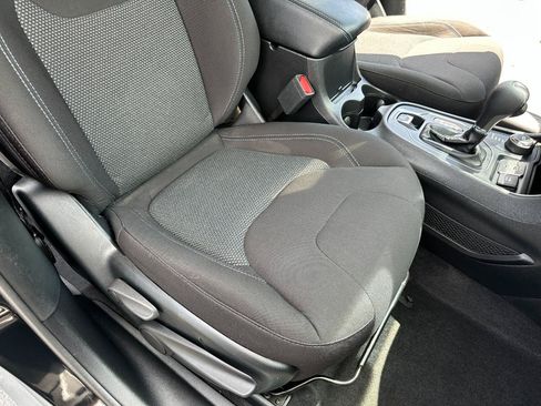 Used 2019 Jeep Cherokee Latitude w/ Popular Appearance Group AWD/4WD image 33