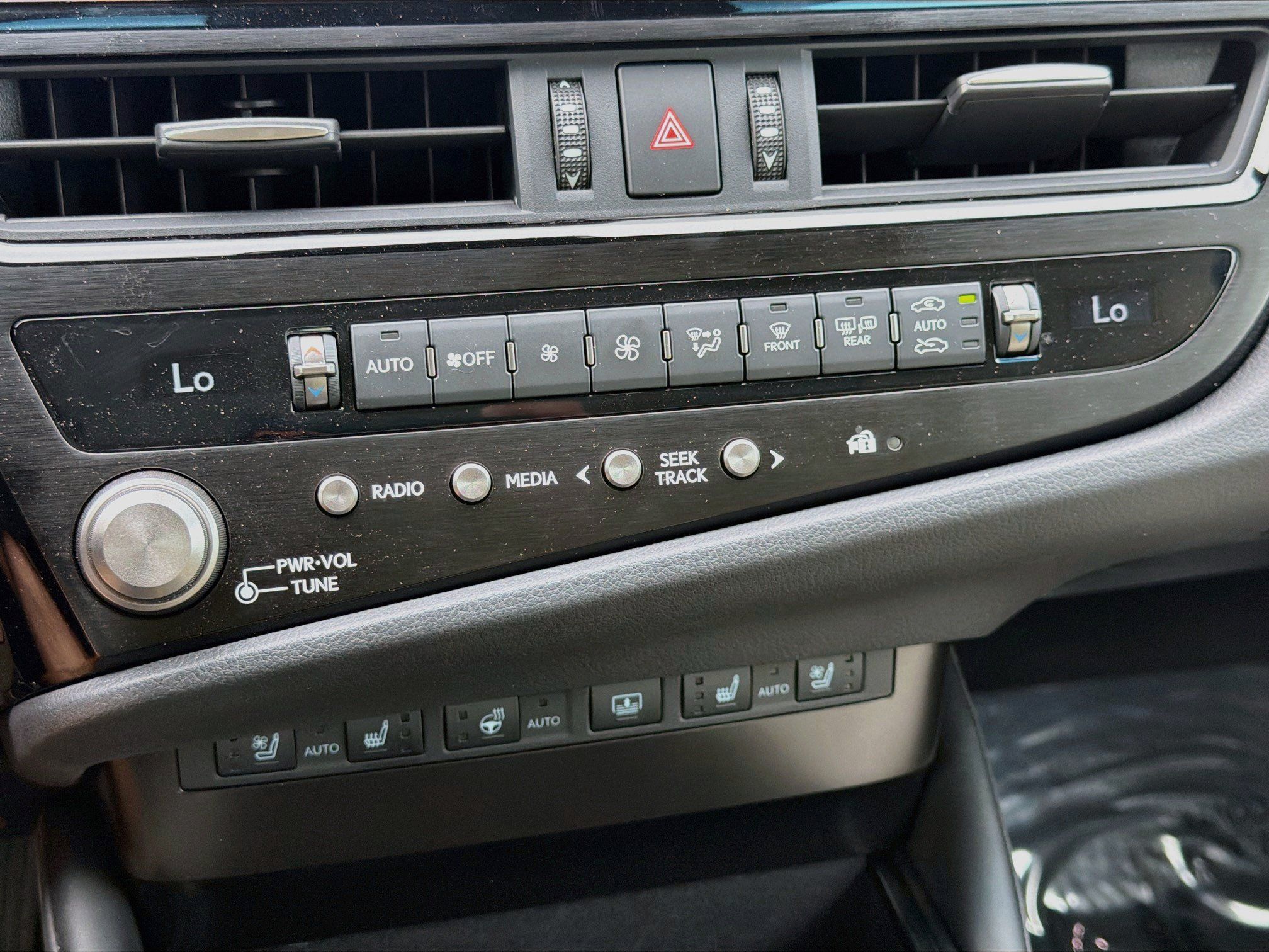 Used 2025 Lexus ES 350 w/ Luxury Package FWD image 16