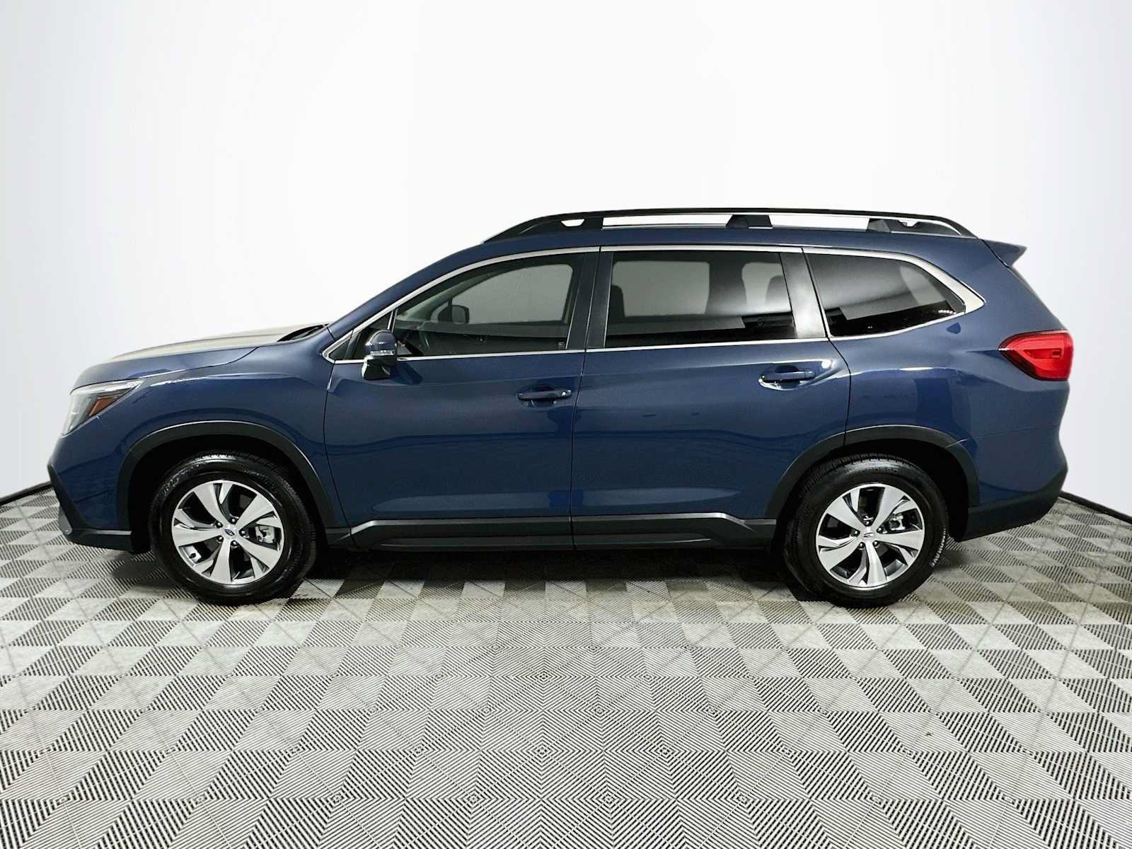 Used 2023 Subaru Ascent Premium AWD/4WD image 4