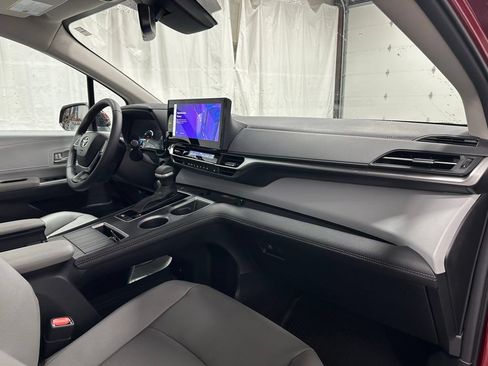 Used 2025 Toyota Sienna XLE AWD/4WD image 67