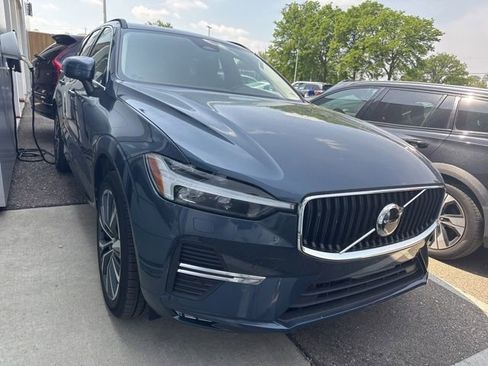 Used 2022 Volvo XC60 B5 Momentum w/ Climate Package AWD/4WD image 2