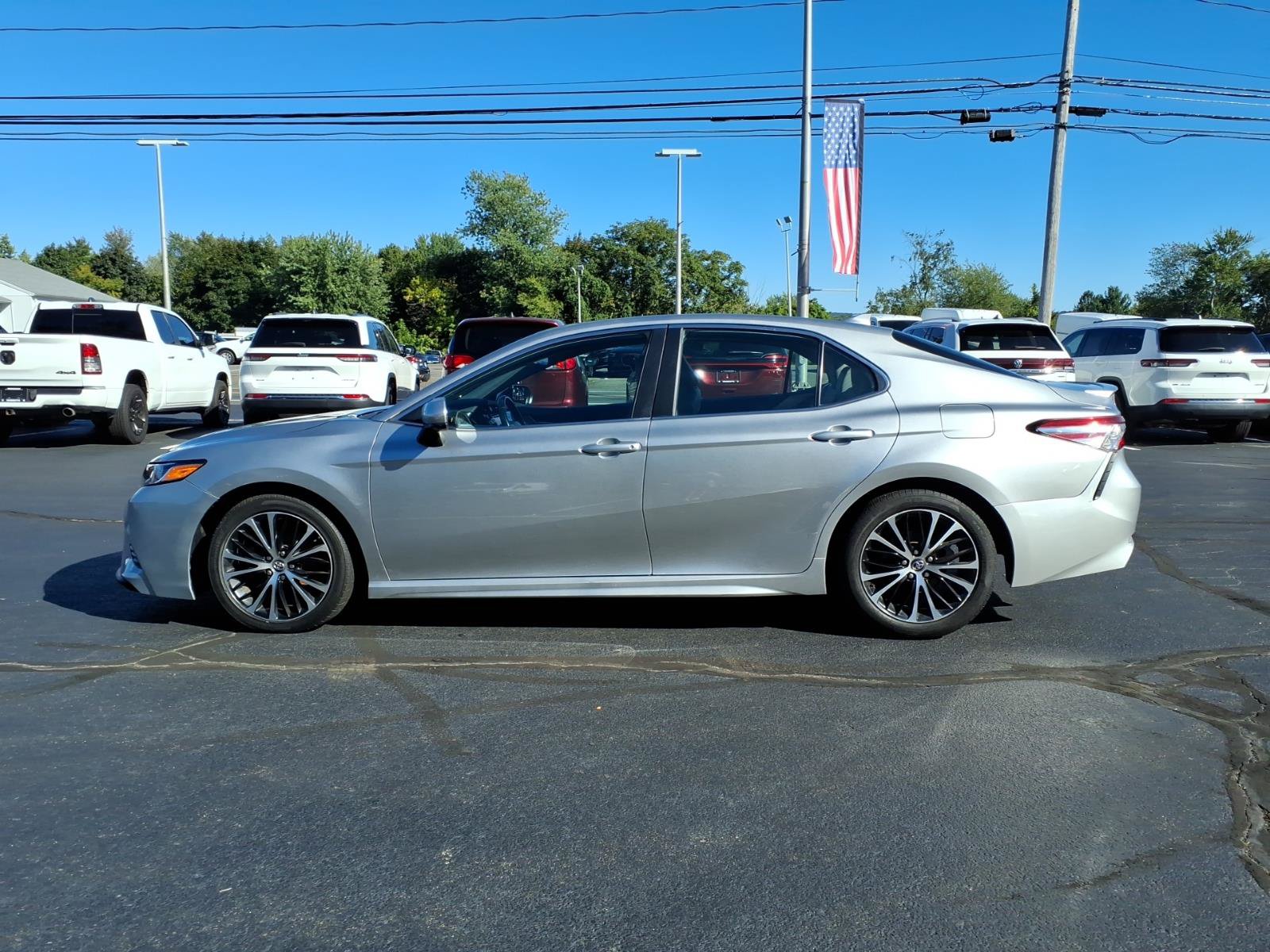 Used 2020 Toyota Camry SE FWD image 5