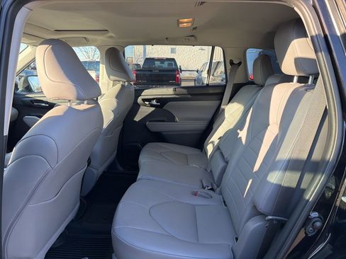 Used 2020 Toyota Highlander XLE image 12
