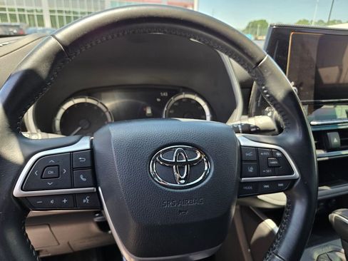 Used 2024 Toyota Highlander XSE FWD image 5