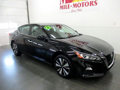 Used 2022 Nissan Altima 2.5 SV w/ SV Premium Package image 1