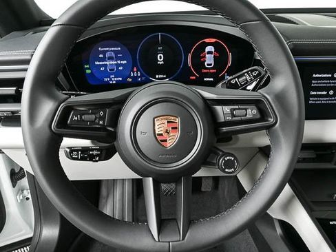 Used 2025 Porsche Macan Electric image 9