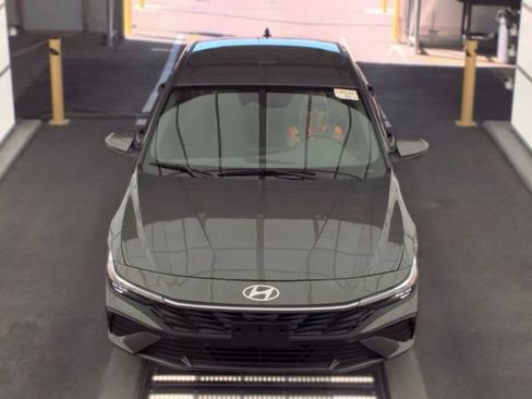 Used 2025 Hyundai Elantra Hybrid FWD image 2