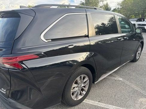 Used 2021 Toyota Sienna XLE FWD image 4