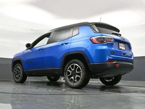 Used 2025 Jeep Compass Trailhawk AWD/4WD image 47