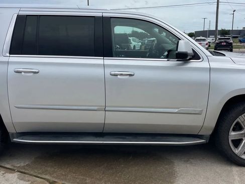 Used 2017 Cadillac Escalade ESV Luxury AWD/4WD image 11