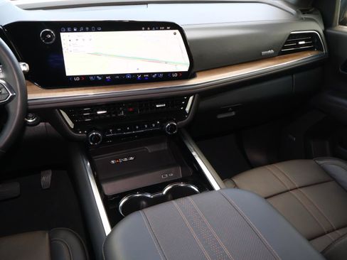 Used 2025 Chevrolet Suburban High Country image 12