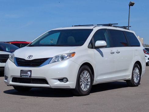 Used 2017 Toyota Sienna XLE FWD image 5