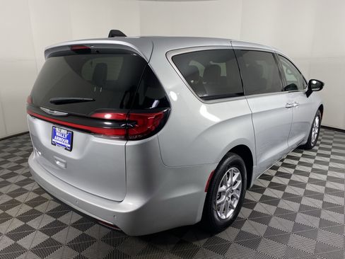Used 2024 Chrysler Pacifica Touring-L image 7