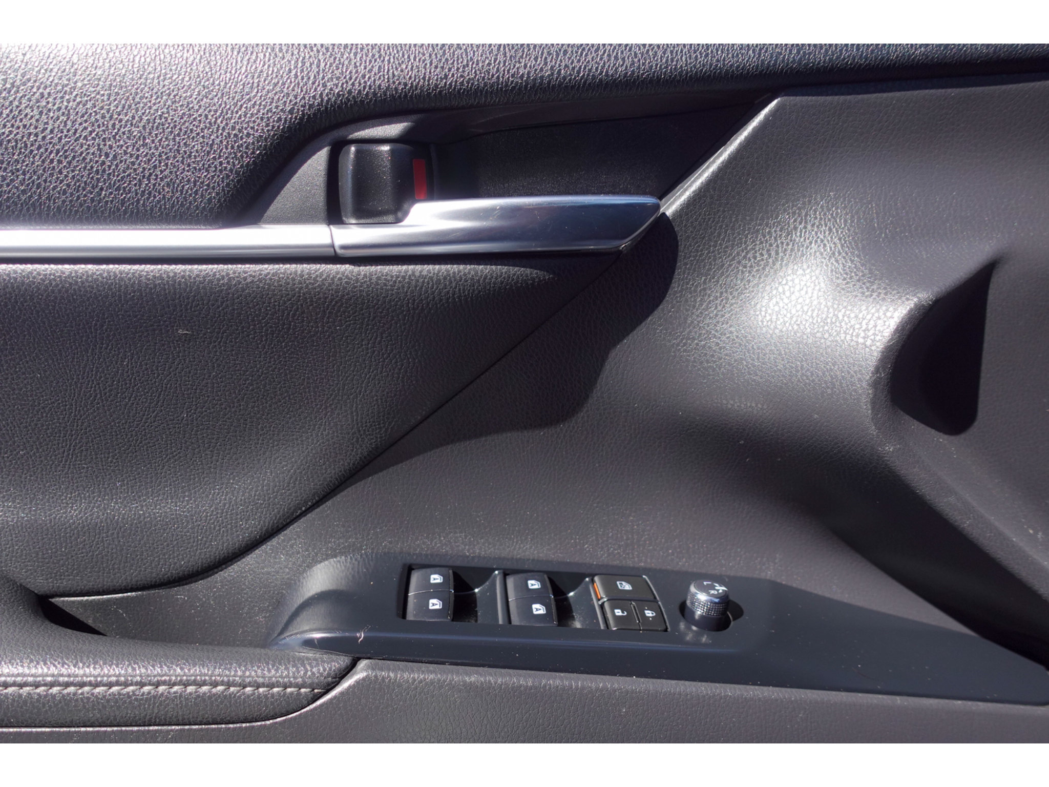 Used 2020 Toyota Camry XSE FWD image 11