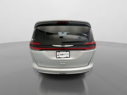Used 2024 Chrysler Pacifica Touring-L FWD image 4