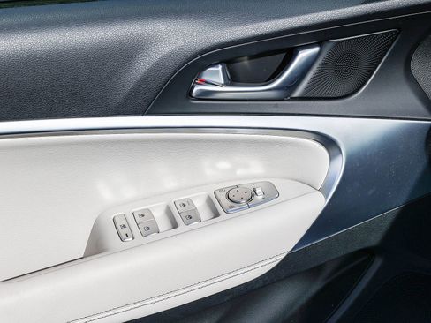 Used 2025 Genesis G70 2.5T image 23