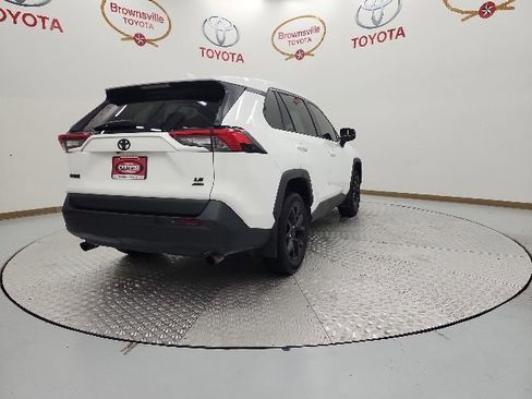 Used 2022 Toyota RAV4 LE AWD/4WD image 8
