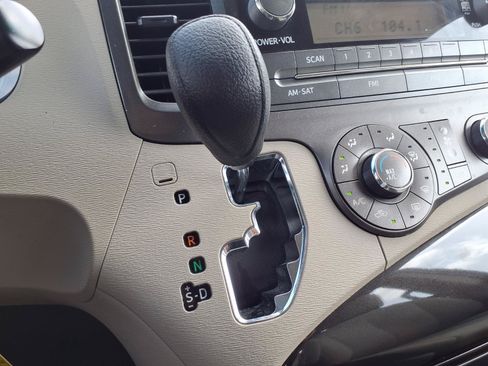Used 2012 Toyota Sienna FWD image 11