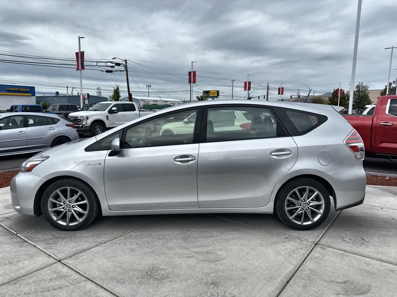 Used 2017 Toyota Prius V Five w/ Advanced Technology Package FWD image 2
